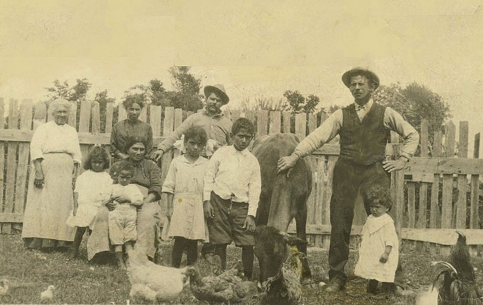 1914 in back yard.jpg